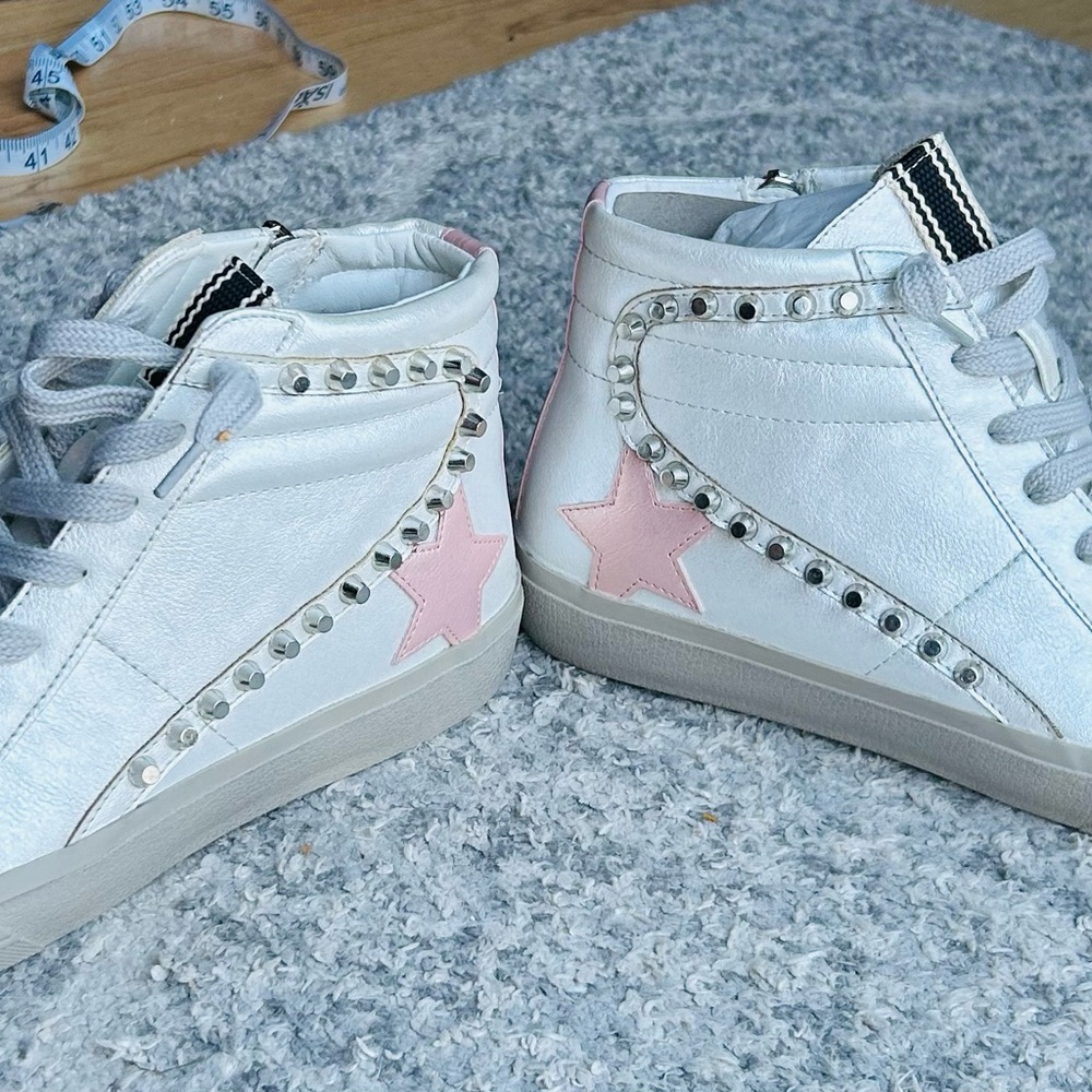 ShuShop White and Pink Star High-Top Sneakers - Picture 3 of 6